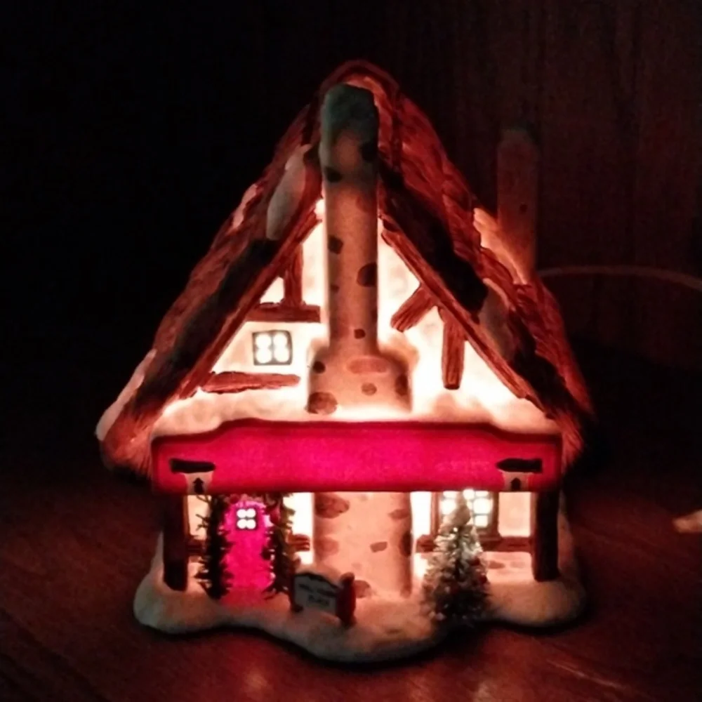 Christmas Valley Hollyshire Place Vintage 1991‎ Hand-Painted Porcelain W/Box